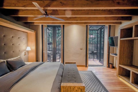 Design Room 3 | Premium bedding, down comforters, minibar, in-room safe