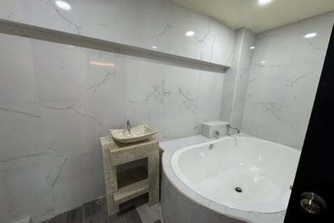 Deluxe Room | Bathroom | Shower, free toiletries, towels