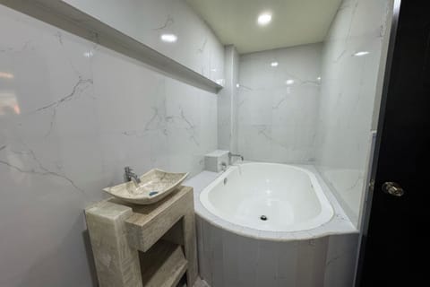 Deluxe Room | Bathroom | Shower, free toiletries, towels