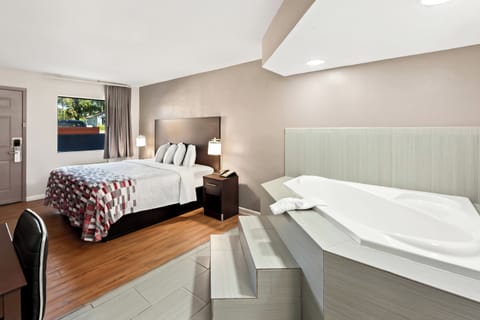 Superior Room, 1 King Bed, Smoking, Jetted Tub | Room amenity