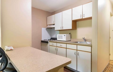 Studio, 1 Queen Bed, Non Smoking | Private kitchen | Mini-fridge, microwave, stovetop