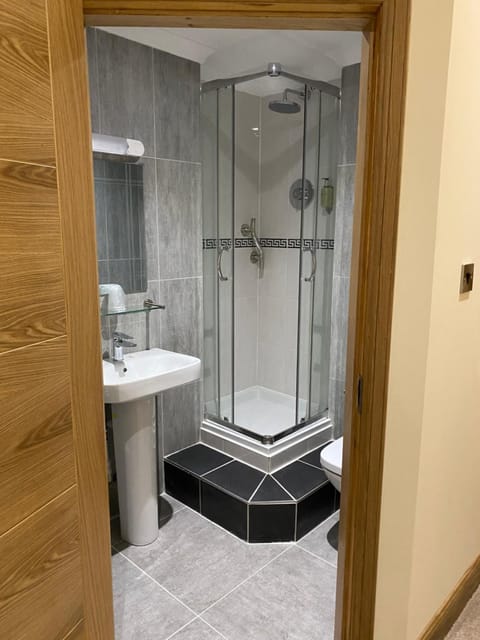 Shower, free toiletries, towels