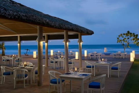2 restaurants; breakfast, lunch, and dinner served