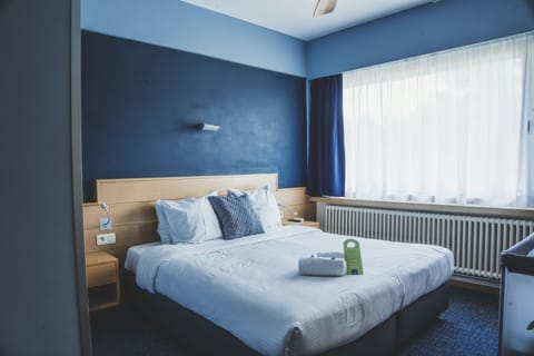 Comfort Double or Twin Room | Desk, blackout drapes, free cribs/infant beds, free WiFi