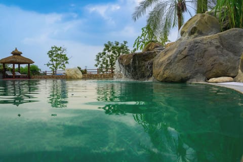 Pool waterfall