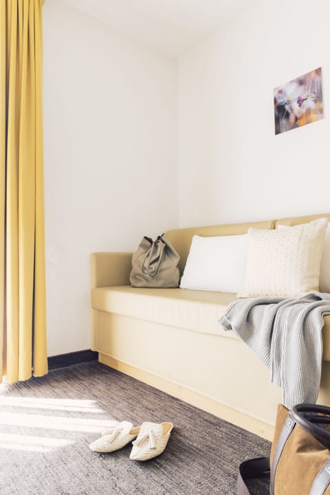 Single Room | Living area | 32-inch flat-screen TV with satellite channels, TV