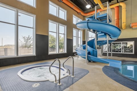 Indoor pool, sun loungers