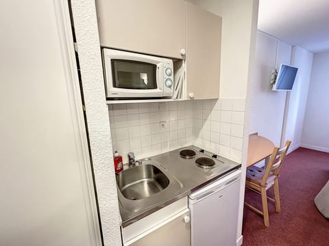 Studio | Private kitchen | Fridge, microwave, stovetop, electric kettle