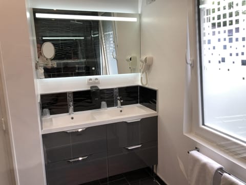 Business Suite, 1 Bedroom | Bathroom amenities | Rainfall showerhead, free toiletries, hair dryer, towels