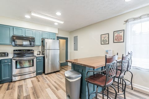 Kitchen 2: Fully stocked