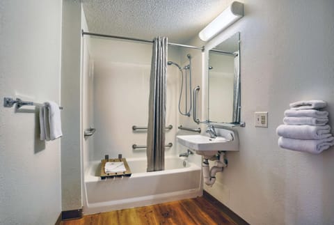 Combined shower/tub, towels