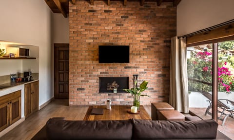 Superior Suite | Living area | 40-inch Smart TV with cable channels, TV, fireplace