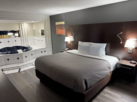 Suite, 1 King Bed, Non Smoking, Jetted Tub | Premium bedding, desk, blackout drapes, soundproofing