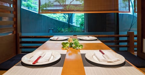 2 restaurants; breakfast and dinner served
