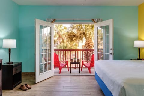 Suite King Queen Non-Smoking with Balcony | Premium bedding, desk, iron/ironing board, WiFi (free)