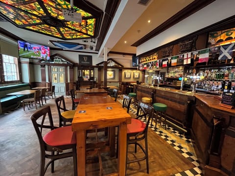 Serves breakfast, lunch, and dinner