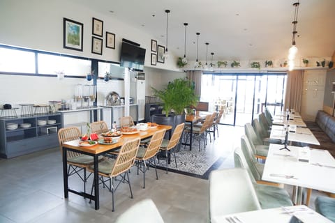 2 restaurants; breakfast, lunch, dinner, and brunch served
