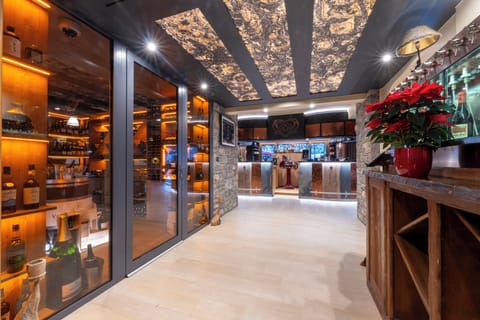 2 bars/lounges, cocktail bar