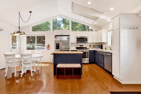 House, Multiple Beds, Hot Tub, Mountain View (1743) | Private kitchen
