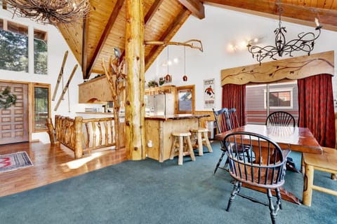 House, Multiple Beds, Hot Tub, Mountain View (1792) | 3 bedrooms, individually decorated, individually furnished, bed sheets