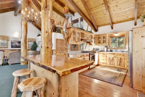 House, Multiple Beds, Hot Tub, Mountain View (1792) | Private kitchen | Coffee/tea maker