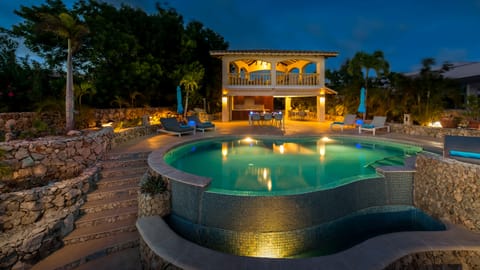 Poolhouse by night

