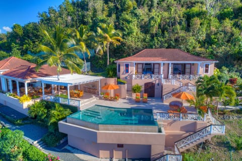 Papaya Villa - living room to the left, king & twin/king bedrooms behind
