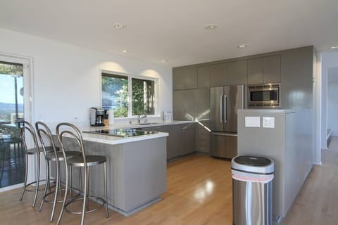 Counter seating for 3 people 