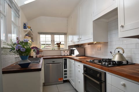 Fully equipped kitchen with dishwasher & washing machine