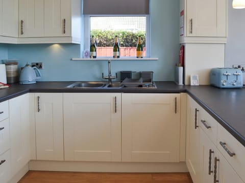 Well equipped kitchen | Grays Cottage, Bridlington