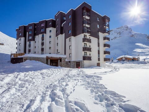 Sky, Building, Daytime, Window, Snow, Light, Azure, Slope, House, Freezing