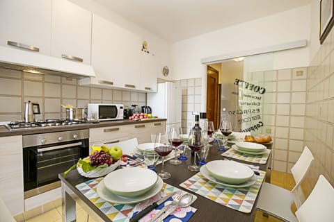 The kitchen with dining table x 6