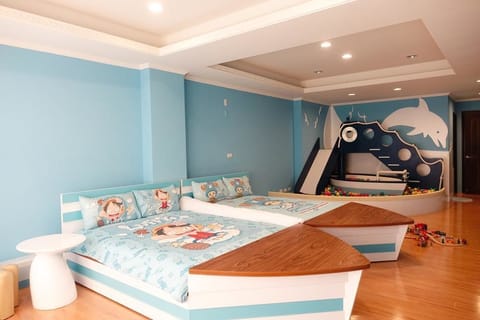 City Quadruple Room | Blackout drapes, rollaway beds, free WiFi, bed sheets