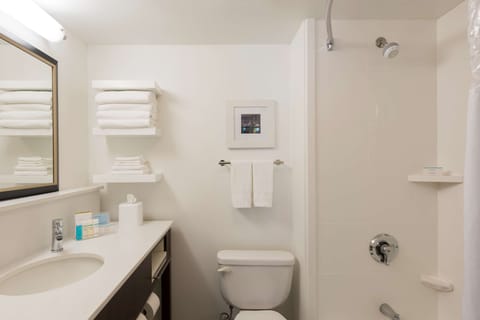 Standard Room, 2 Double Beds, Non Smoking | Bathroom | Combined shower/tub, free toiletries, hair dryer, towels