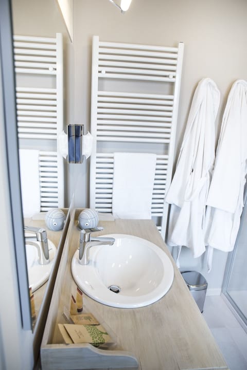 Double or Twin Room, Balcony, City View (Malva) | Bathroom sink