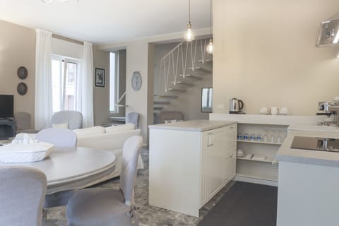 Full-size fridge, stovetop, dishwasher, espresso maker