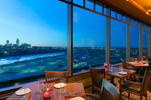 2 restaurants; breakfast, lunch, and dinner served