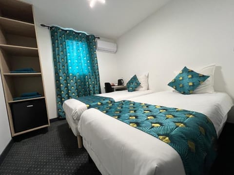 Twin Room with Shower | Soundproofing, free WiFi, bed sheets, wheelchair access