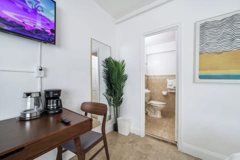 Deluxe Room, 1 Queen Bed, Private Bathroom (Self check-in) | Interior