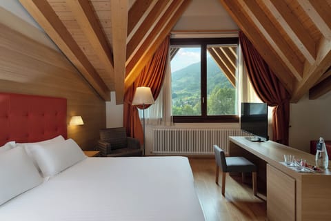 Junior Studio Suite | Minibar, in-room safe, desk, free WiFi