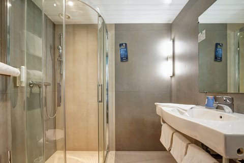 Rainfall showerhead, eco-friendly toiletries, hair dryer, towels