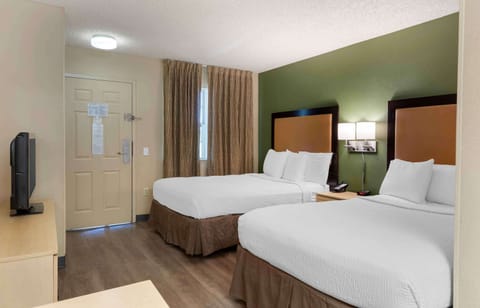 Studio, 2 Double Beds, Non Smoking | Desk, iron/ironing board, free WiFi, bed sheets
