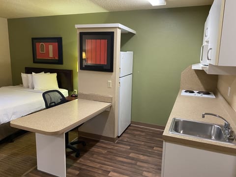 Laptop workspace, iron/ironing board, free WiFi, bed sheets