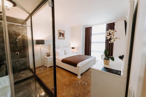 Double Room | Minibar, in-room safe, desk, soundproofing