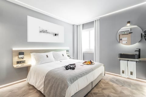 Suite (103) | Premium bedding, down comforters, Select Comfort beds, minibar
