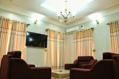 Family Apartment | Minibar, desk, laptop workspace, free WiFi