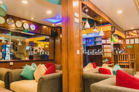 2 bars/lounges