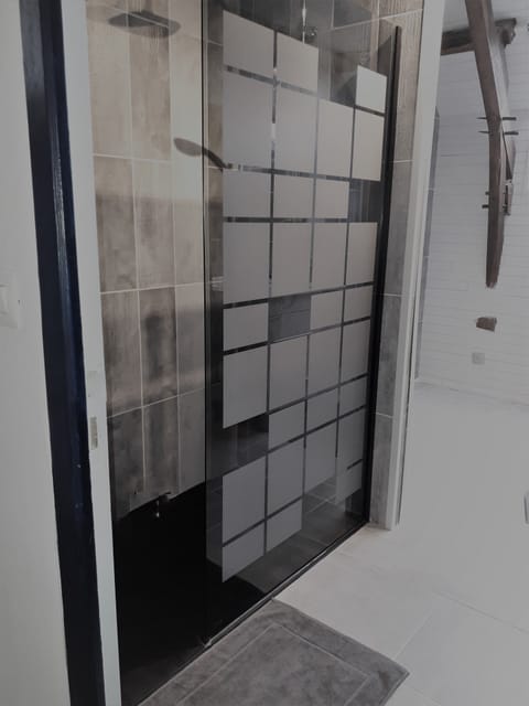 High Room with Balcony | Bathroom shower