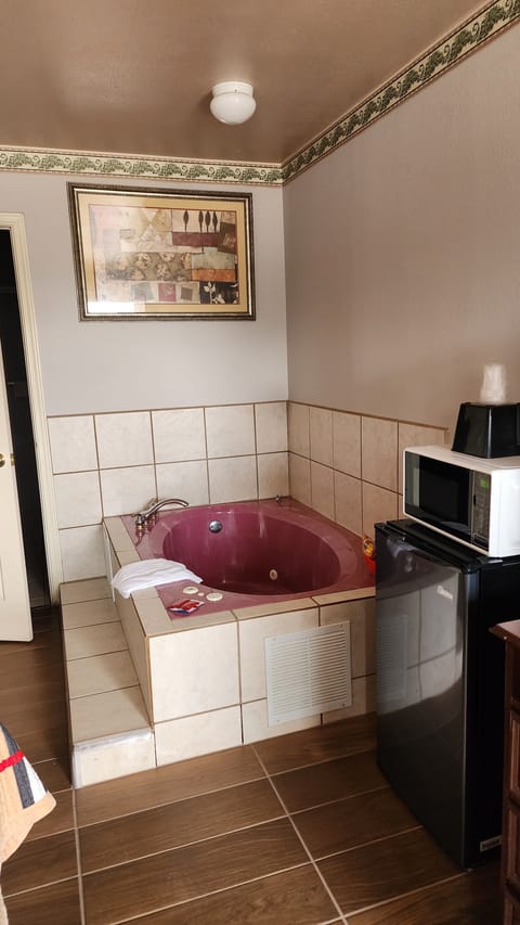 Suite, 1 King Bed, Smoking, Hot Tub | Bathroom | Free toiletries, towels