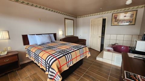 Suite, 1 King Bed, Smoking, Hot Tub | Free WiFi, bed sheets